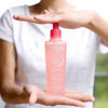 Sensibio Gel Moussant v rokah ženske